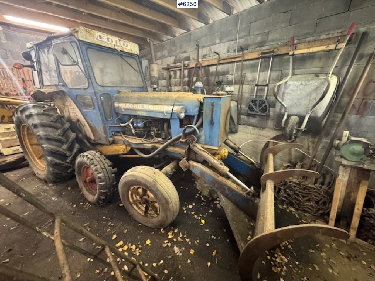 1968 Ford 5000 w/ digger, front cutter and 3 buckets! - Farm tractor: picture 2 1968 Ford 5000 w/ digger, front cutter and 3 buckets! - Farm tractor: picture 2
