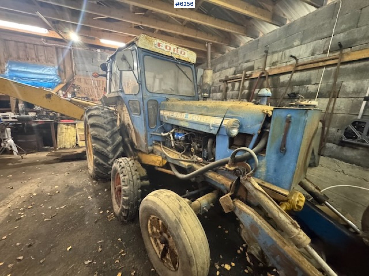 1968 Ford 5000 w/ digger, front cutter and 3 buckets! - Farm tractor: picture 5 1968 Ford 5000 w/ digger, front cutter and 3 buckets! - Farm tractor: picture 5