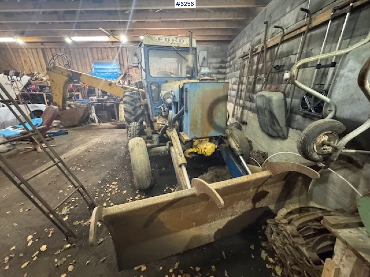 1968 Ford 5000 w/ digger, front cutter and 3 buckets! - Farm tractor: picture 3 1968 Ford 5000 w/ digger, front cutter and 3 buckets! - Farm tractor: picture 3