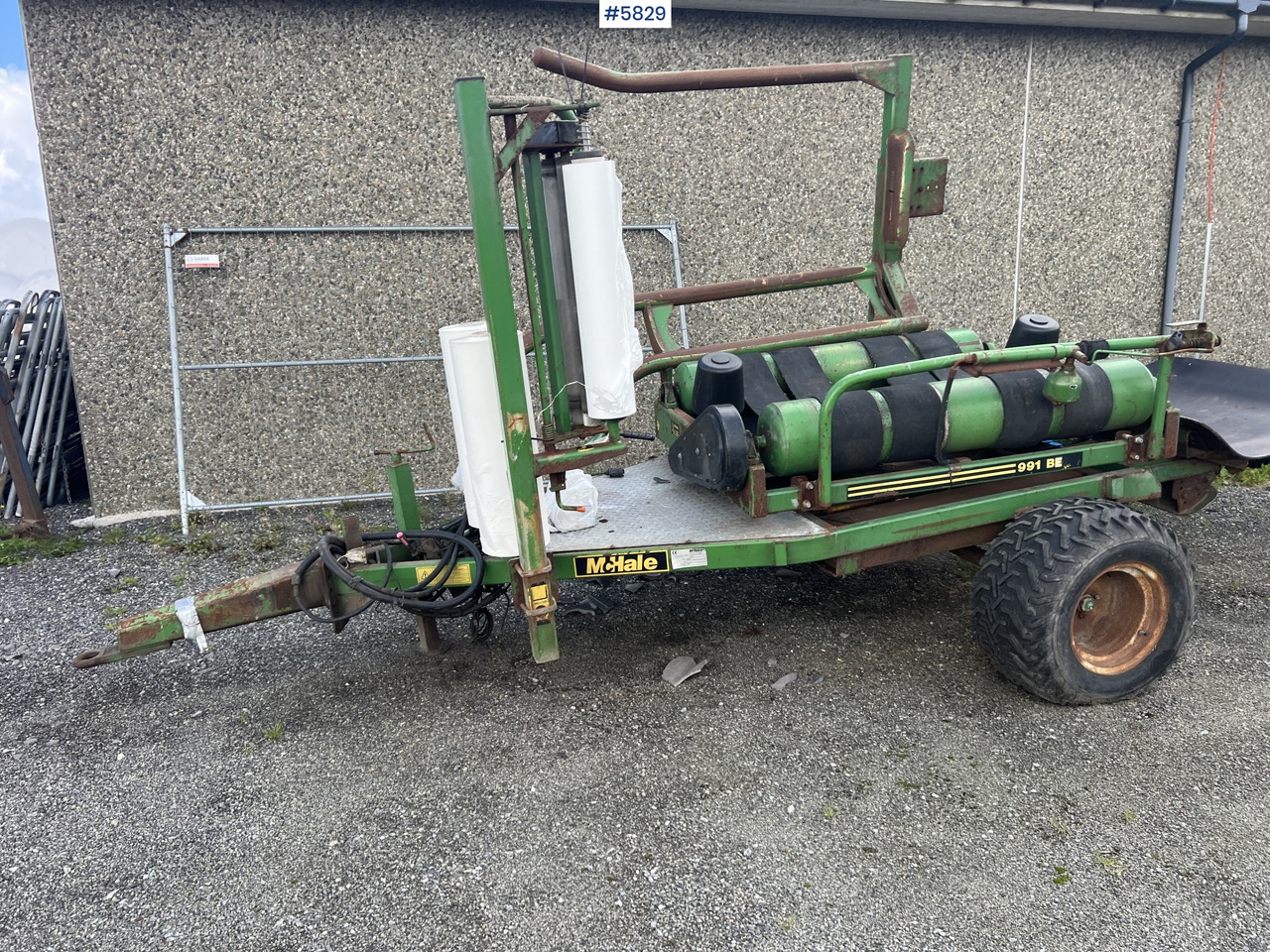 Hay and forage equipment 1996 Mchale 991B round bale wrapper: picture 8 Hay and forage equipment 1996 Mchale 991B round bale wrapper: picture 8