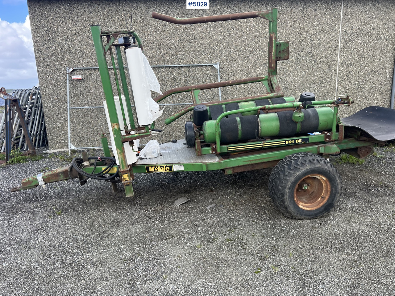 Hay and forage equipment 1996 Mchale 991B round bale wrapper: picture 9 Hay and forage equipment 1996 Mchale 991B round bale wrapper: picture 9