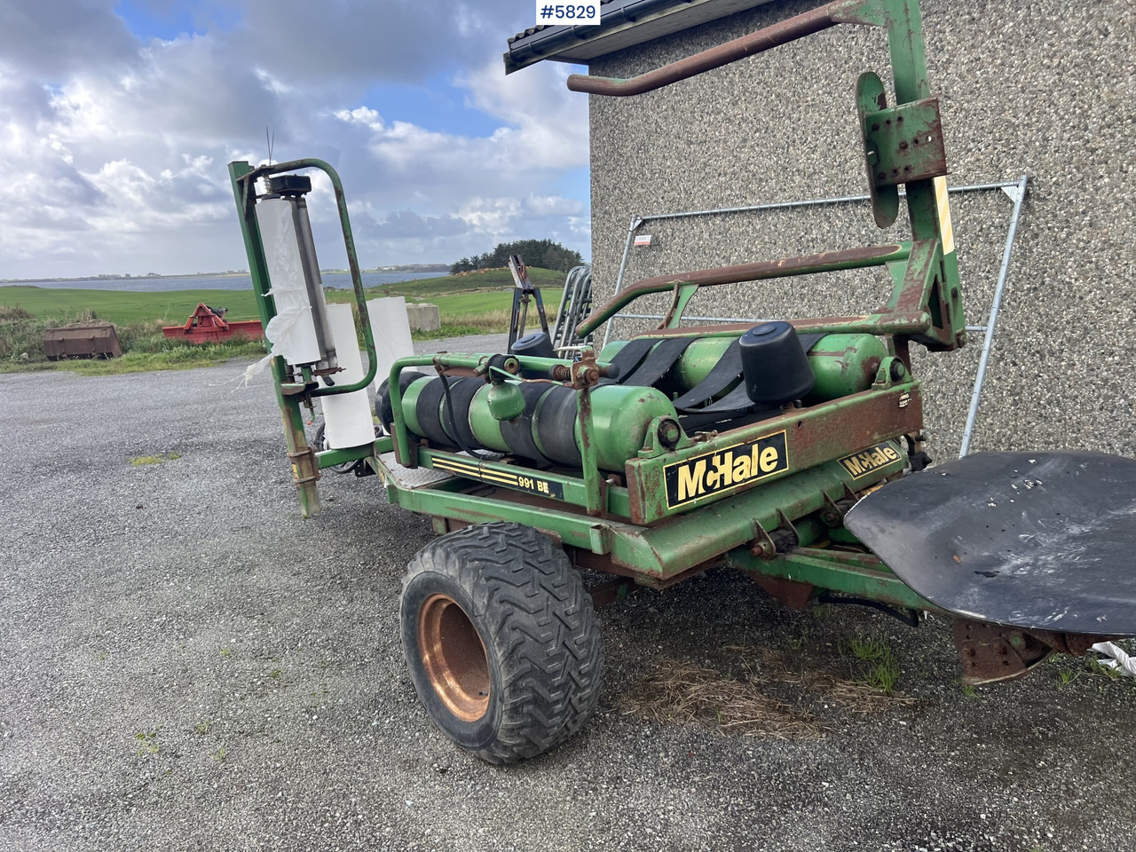 Hay and forage equipment 1996 Mchale 991B round bale wrapper: picture 14 Hay and forage equipment 1996 Mchale 991B round bale wrapper: picture 14