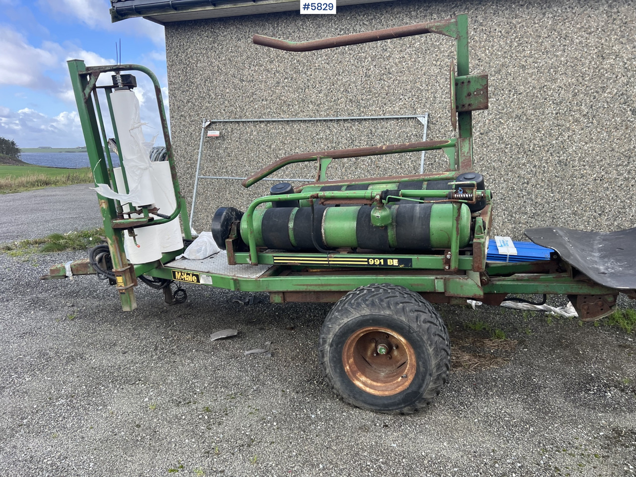 Hay and forage equipment 1996 Mchale 991B round bale wrapper: picture 11 Hay and forage equipment 1996 Mchale 991B round bale wrapper: picture 11