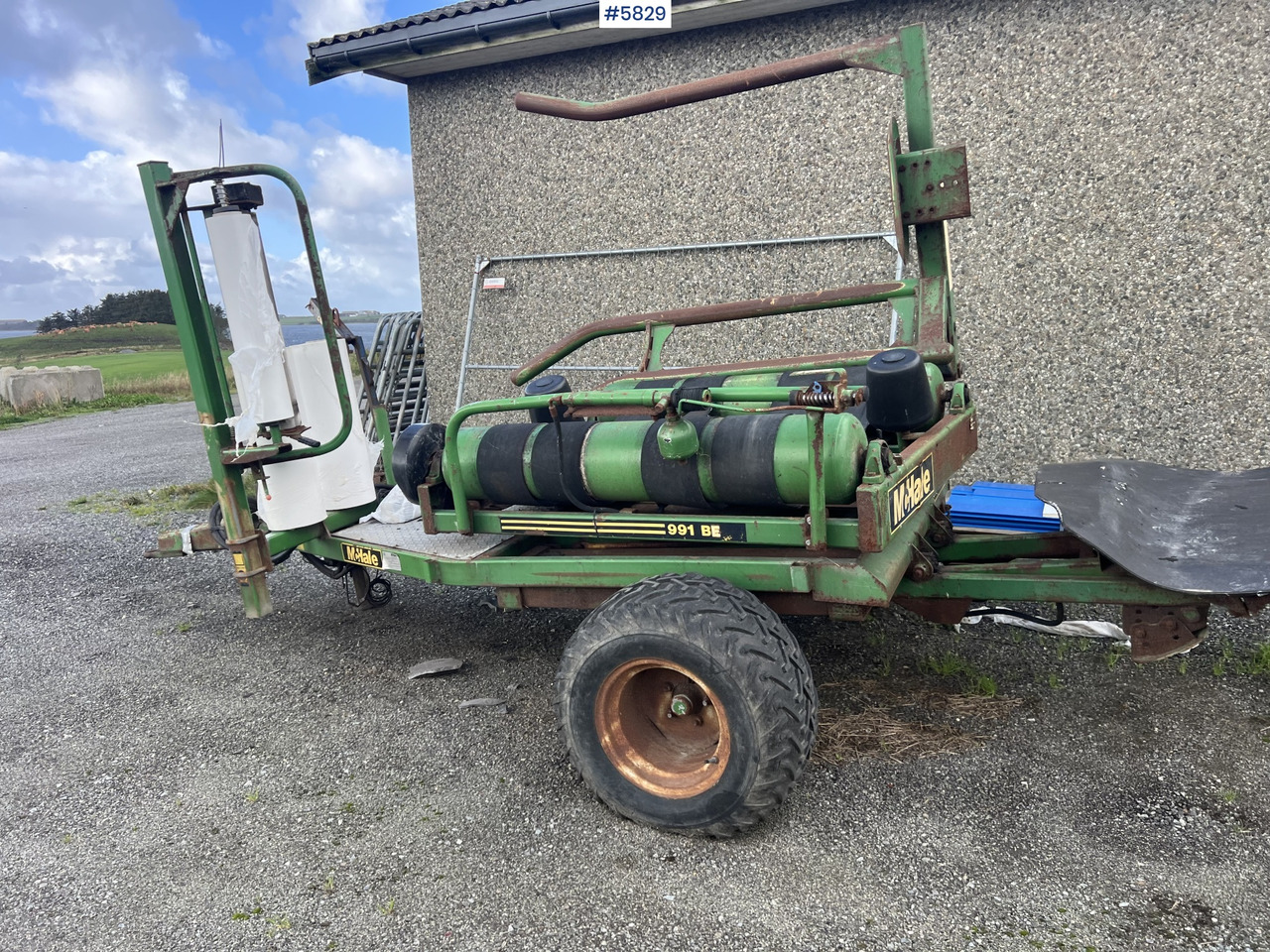 Hay and forage equipment 1996 Mchale 991B round bale wrapper: picture 12 Hay and forage equipment 1996 Mchale 991B round bale wrapper: picture 12