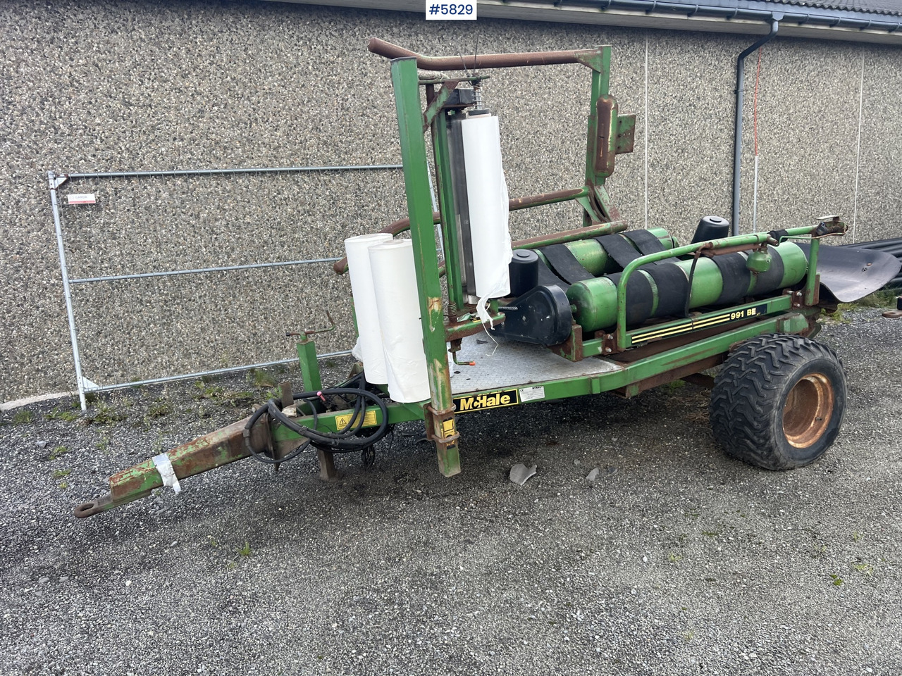 Hay and forage equipment 1996 Mchale 991B round bale wrapper: picture 7 Hay and forage equipment 1996 Mchale 991B round bale wrapper: picture 7