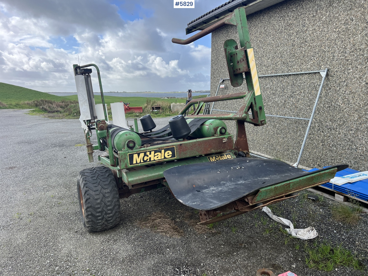 Hay and forage equipment 1996 Mchale 991B round bale wrapper: picture 15 Hay and forage equipment 1996 Mchale 991B round bale wrapper: picture 15