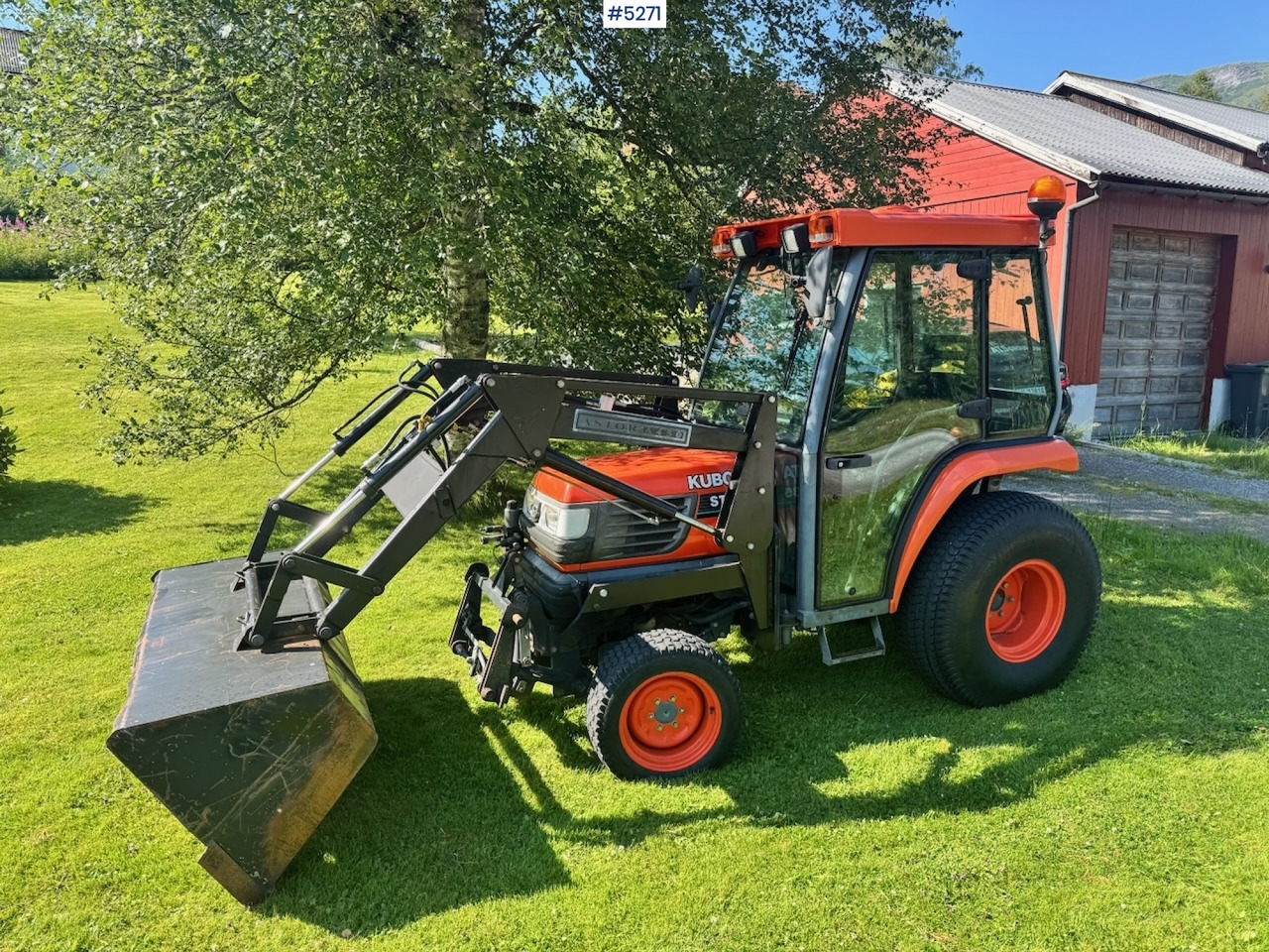 2004 Kubota STA-35 Tractor w/ Bucket. 2100 hours! - Farm tractor: picture 5 2004 Kubota STA-35 Tractor w/ Bucket. 2100 hours! - Farm tractor: picture 5