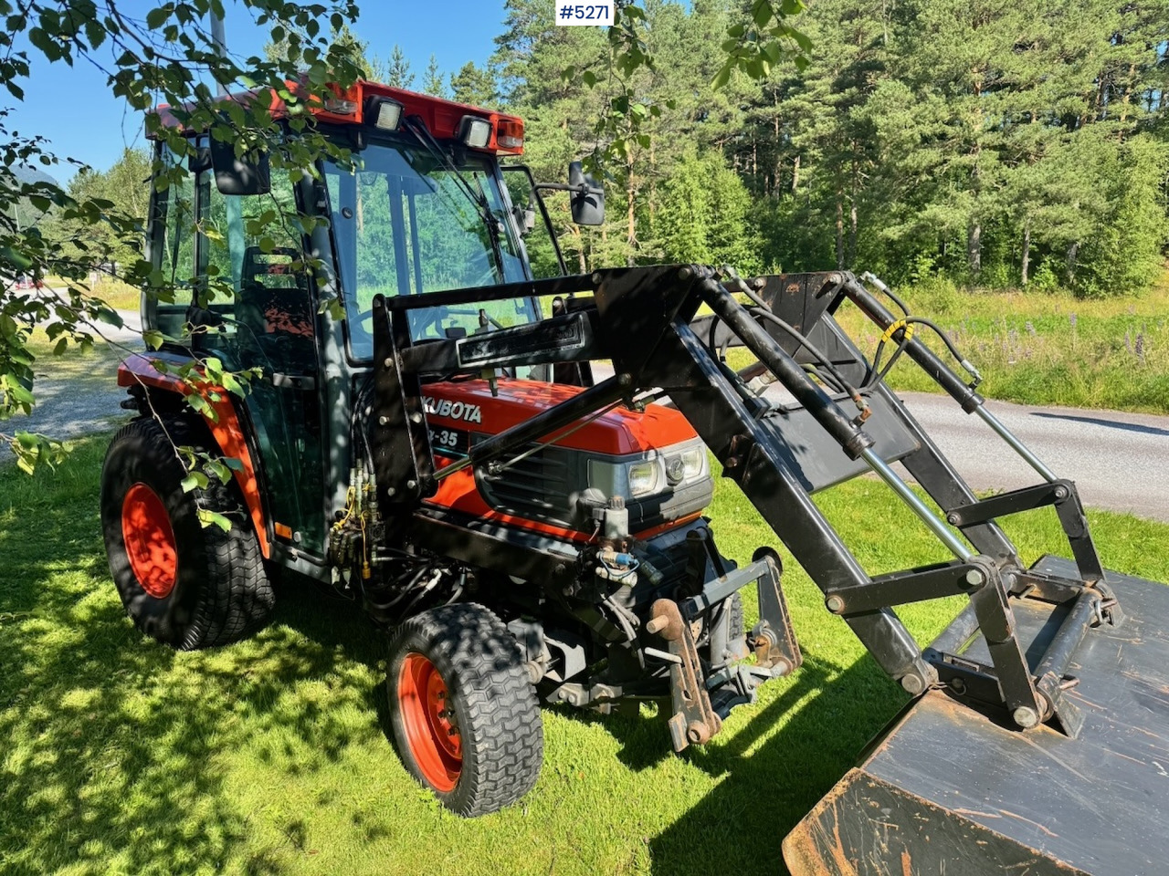 2004 Kubota STA-35 Tractor w/ Bucket. 2100 hours! - Farm tractor: picture 1 2004 Kubota STA-35 Tractor w/ Bucket. 2100 hours! - Farm tractor: picture 1