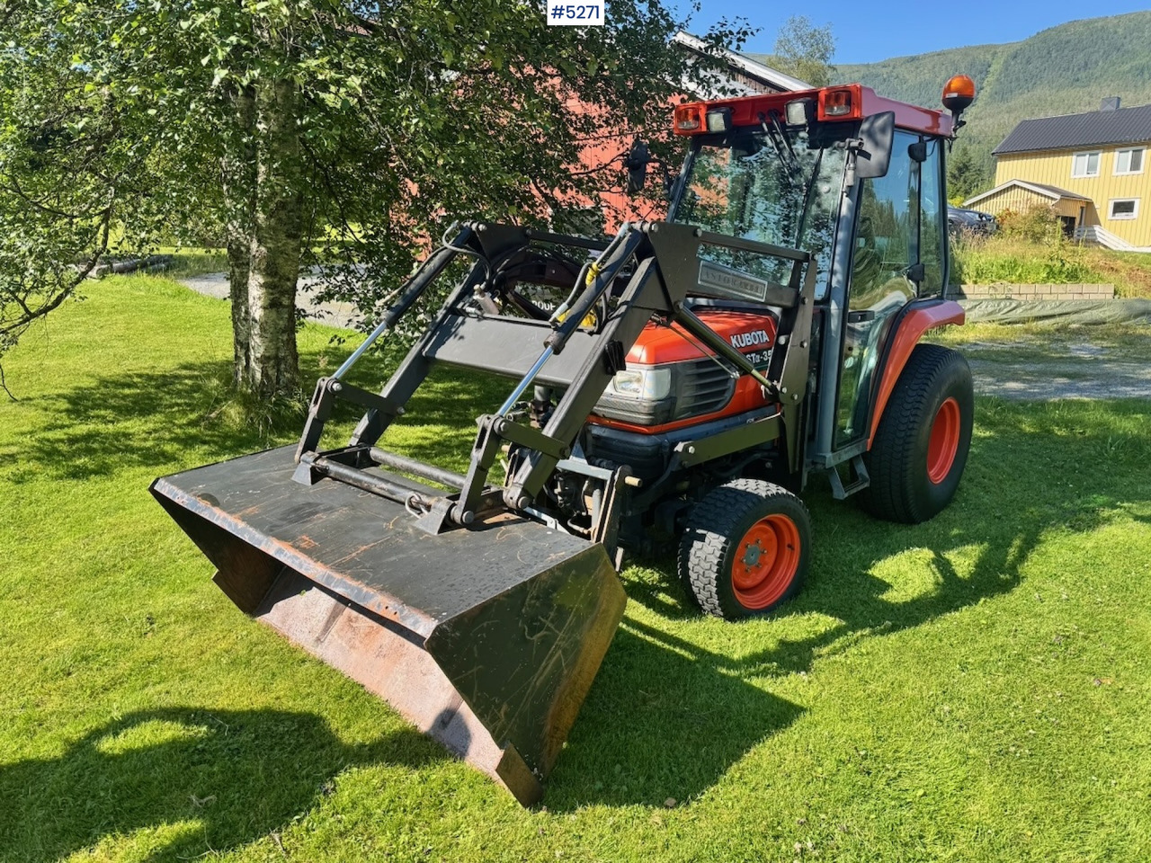 2004 Kubota STA-35 Tractor w/ Bucket. 2100 hours! - Farm tractor: picture 2 2004 Kubota STA-35 Tractor w/ Bucket. 2100 hours! - Farm tractor: picture 2