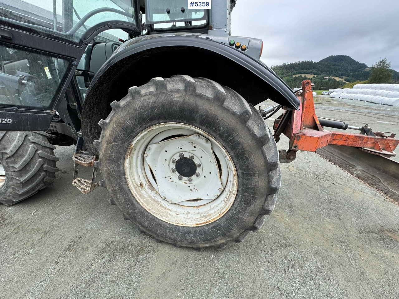 2004 Valtra M120-4 w/ loader and bucket - Farm tractor: picture 3 2004 Valtra M120-4 w/ loader and bucket - Farm tractor: picture 3