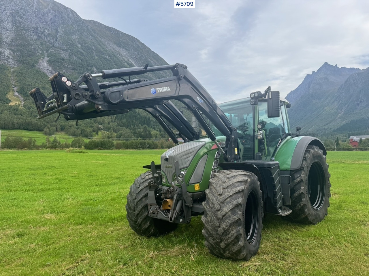 2017 Fendt 724 Vario w/ GPS, Front PTO, Loader and hydraulics. - Farm tractor: picture 2 2017 Fendt 724 Vario w/ GPS, Front PTO, Loader and hydraulics. - Farm tractor: picture 2