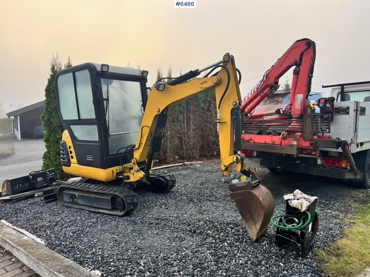 Approx. 2004 CAT 301.8 Mini excavator w/ 4 buckets and grapple. - Excavator: picture 1 Approx. 2004 CAT 301.8 Mini excavator w/ 4 buckets and grapple. - Excavator: picture 1