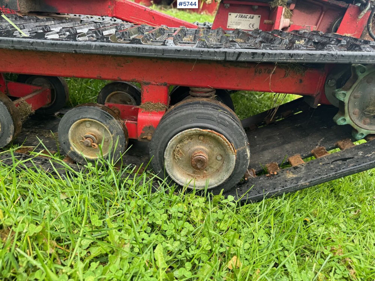 Farm tractor Jernhest with steel bucket and log‑rack / log deck: picture 18