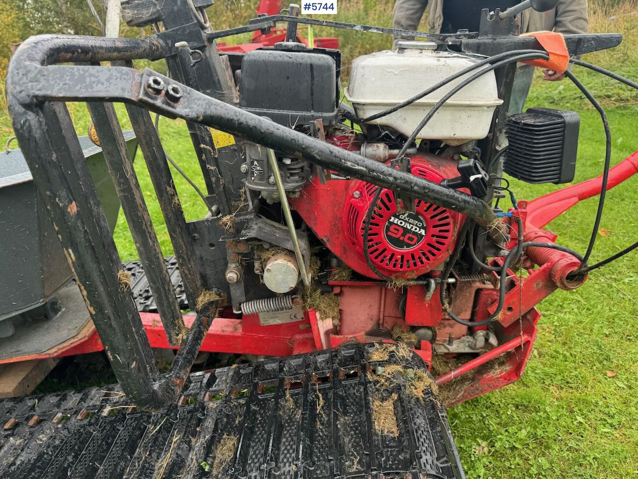 Farm tractor Jernhest with steel bucket and log‑rack / log deck: picture 13