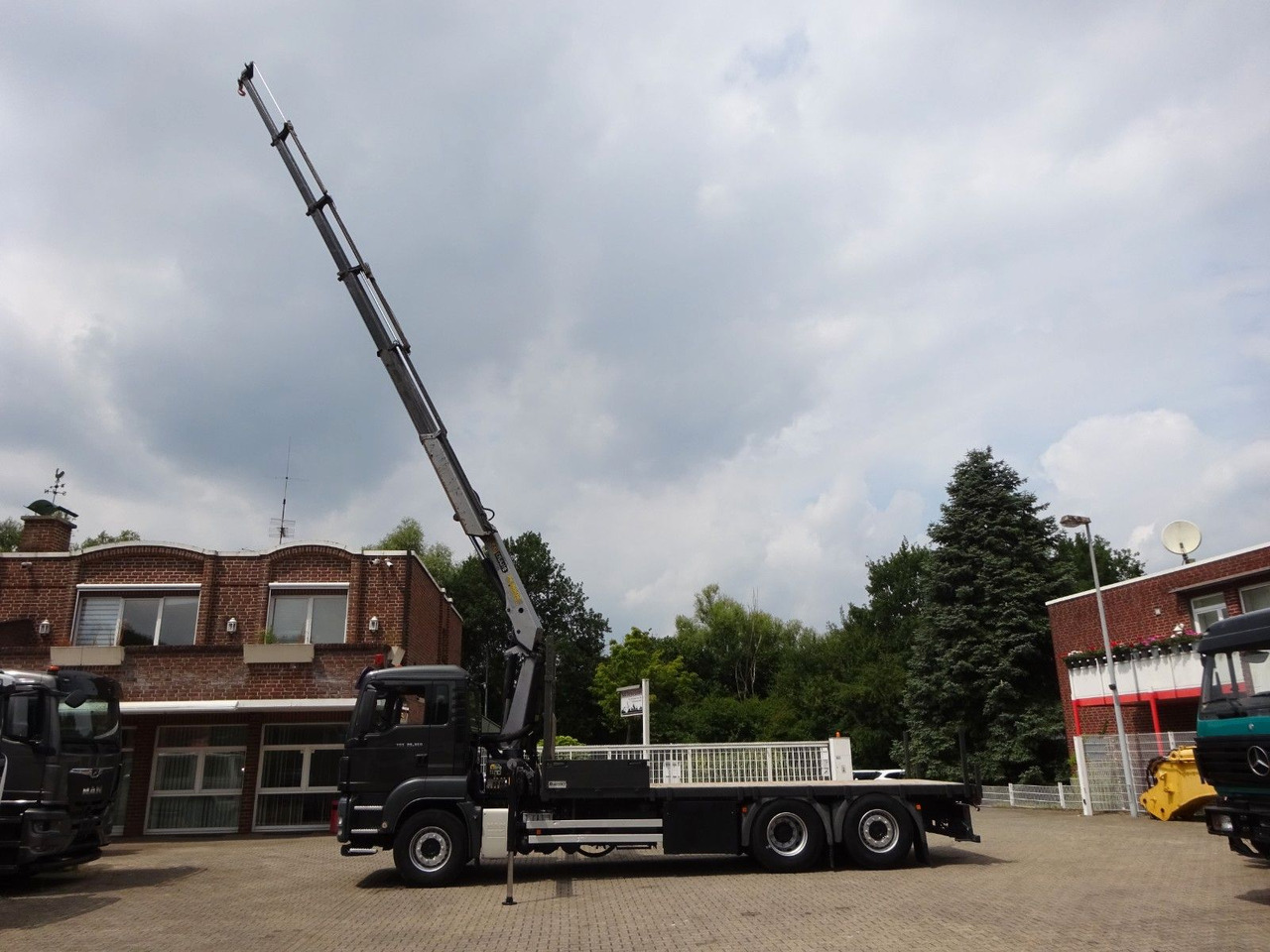 MAN 26.360 TGS Pritsche + PK 16502 Kran 6x2 - Crane truck: picture 2 MAN 26.360 TGS Pritsche + PK 16502 Kran 6x2 - Crane truck: picture 2