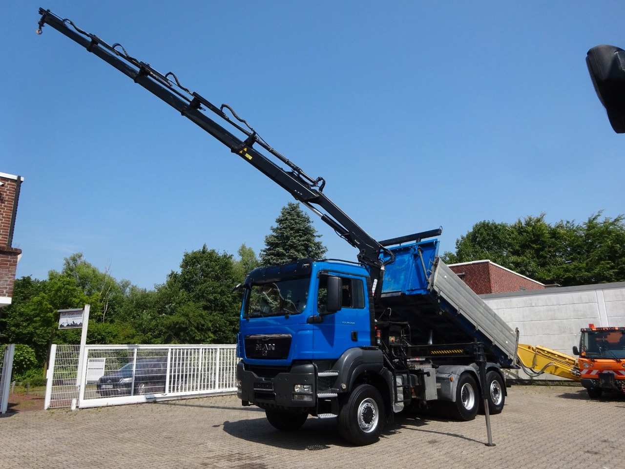 MAN 28.400 TGS 3Skipper+HIAB 166 E-4 HIPRPO 6x4-4 - Tipper, Crane truck: picture 1 MAN 28.400 TGS 3Skipper+HIAB 166 E-4 HIPRPO 6x4-4 - Tipper, Crane truck: picture 1
