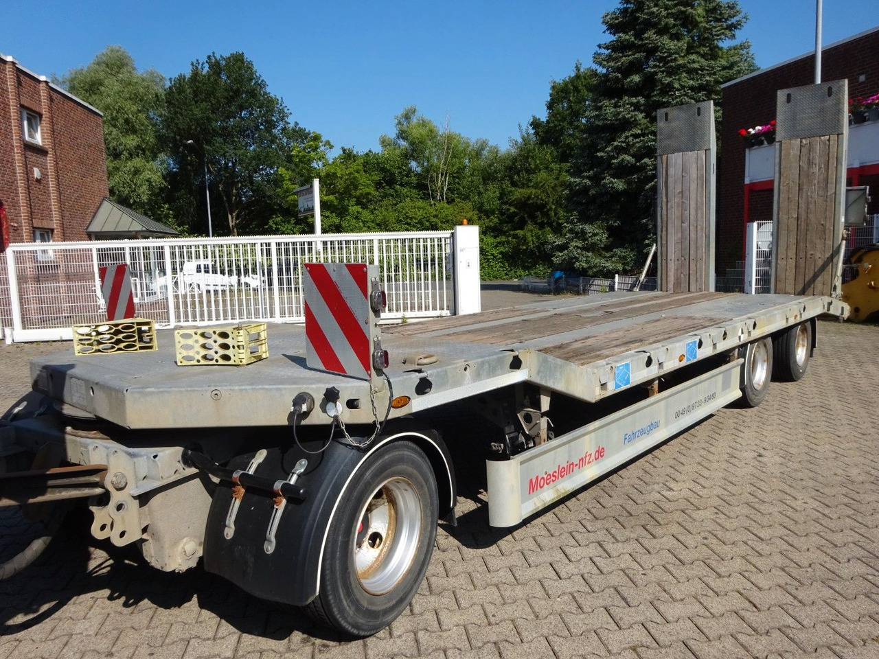 Möslein Tieflader Anhänger mit 3 Achsen und Rampen - Low loader trailer: picture 1 Möslein Tieflader Anhänger mit 3 Achsen und Rampen - Low loader trailer: picture 1