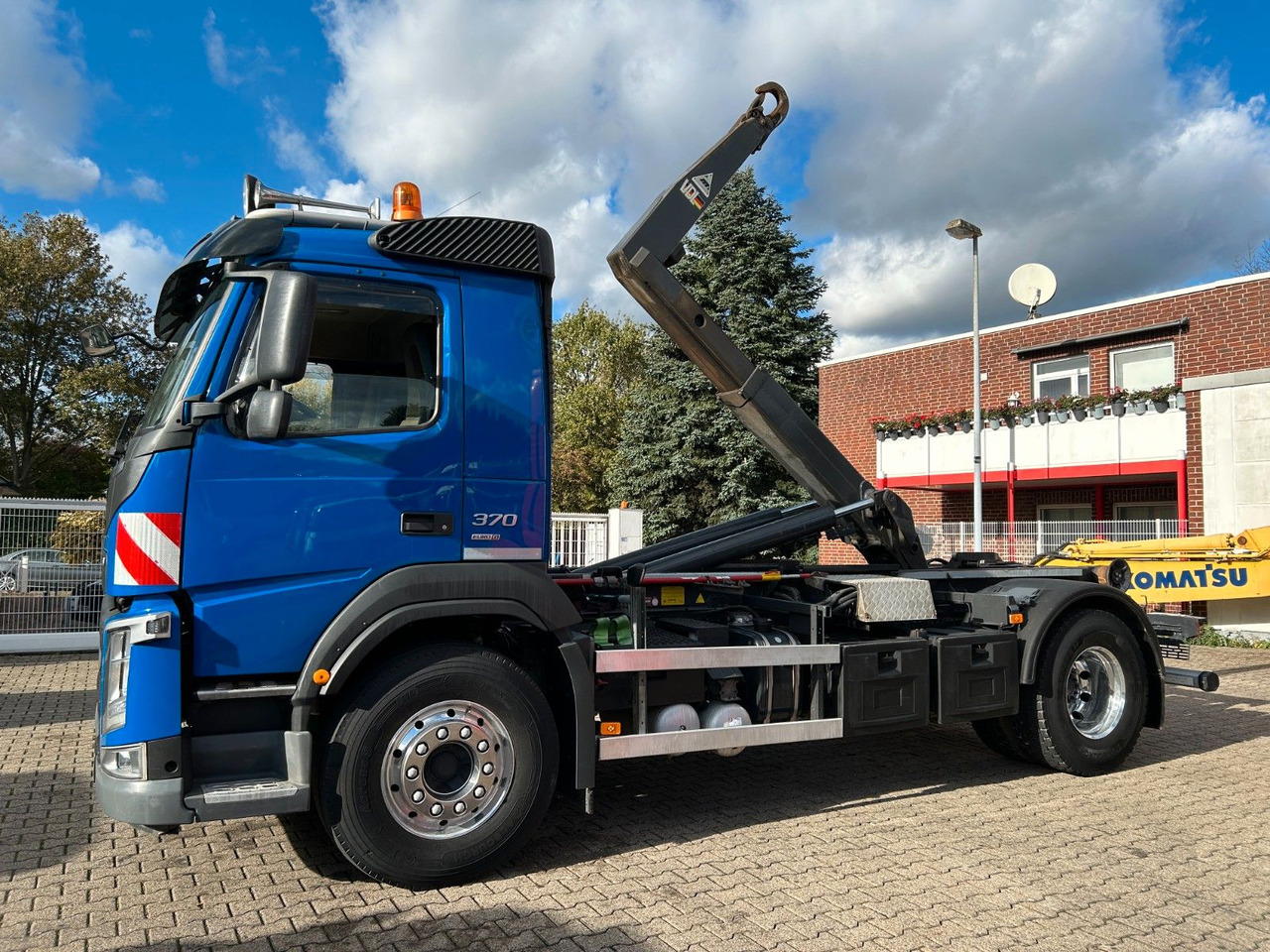 Volvo FM 370 VDL Abroller 4x2 - Hook lift truck: picture 2 Volvo FM 370 VDL Abroller 4x2 - Hook lift truck: picture 2