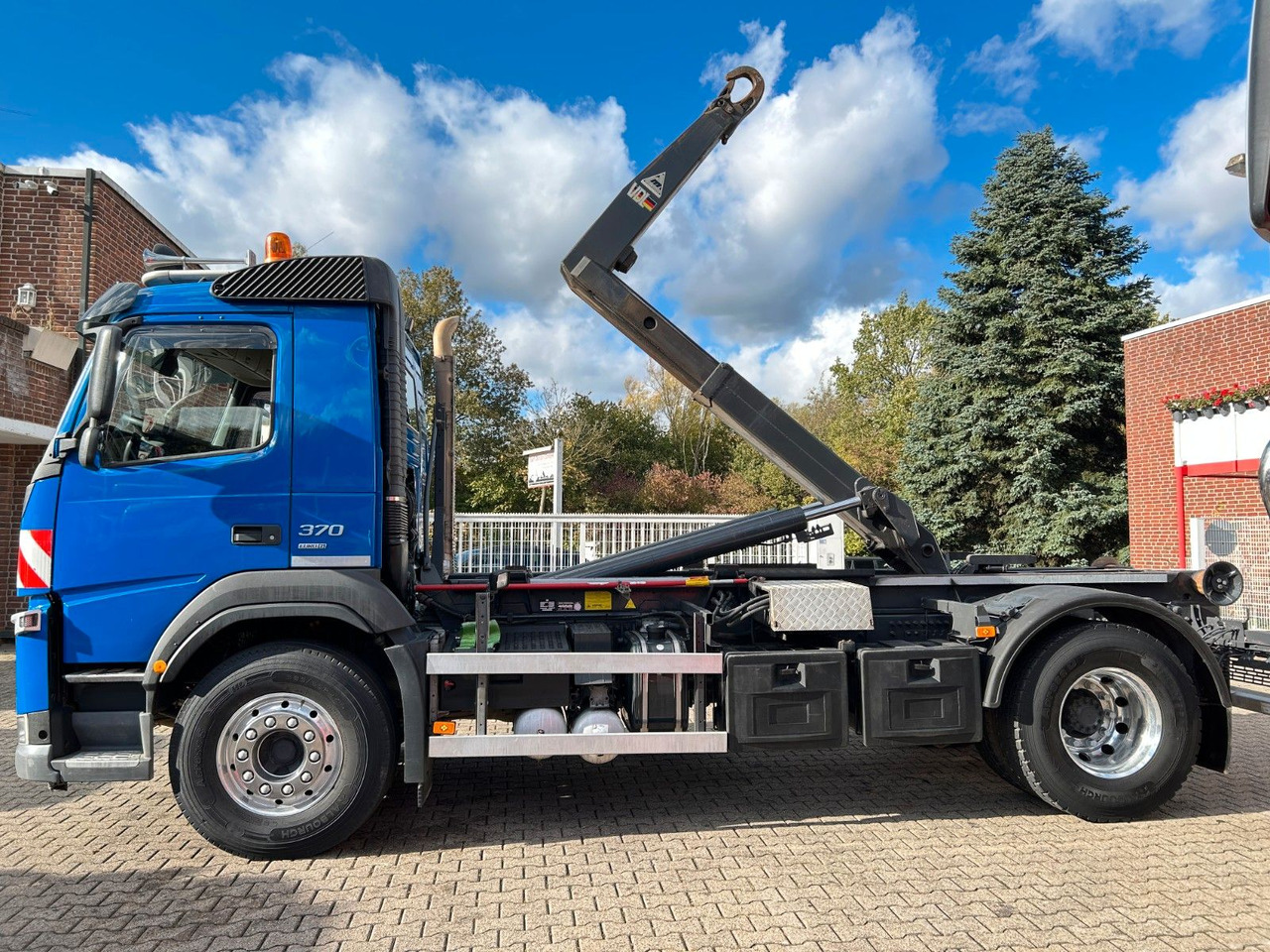 Volvo FM 370 VDL Abroller 4x2 - Hook lift truck: picture 3 Volvo FM 370 VDL Abroller 4x2 - Hook lift truck: picture 3