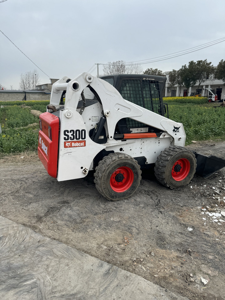 BOBCAT S300 - Skid steer loader: picture 4 BOBCAT S300 - Skid steer loader: picture 4