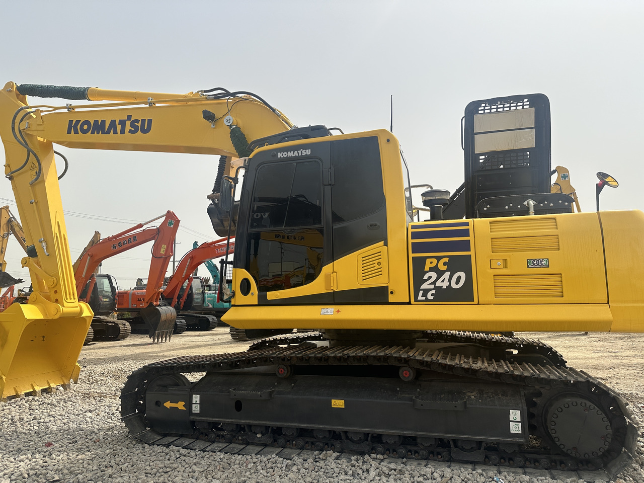 Crawler excavator Komatsu PC 240 LC-8: picture 1