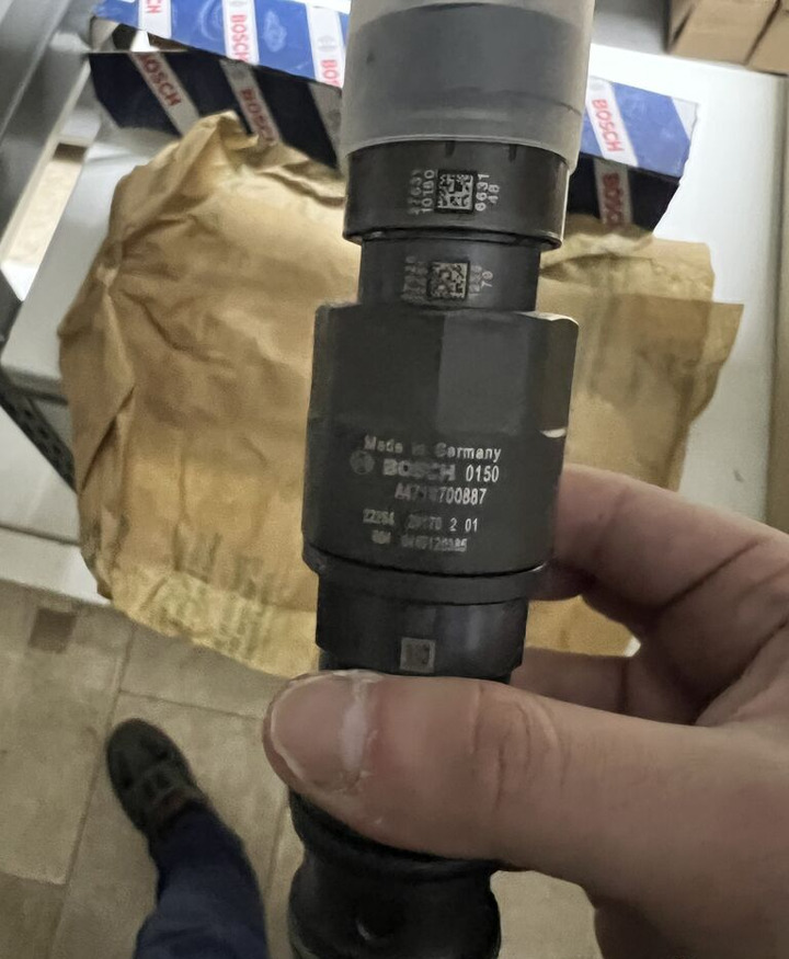 Bosch Euro 6 0445120385 Bosch Mercedes Euro 6 - Injector for Truck: picture 3 Bosch Euro 6 0445120385 Bosch Mercedes Euro 6 - Injector for Truck: picture 3