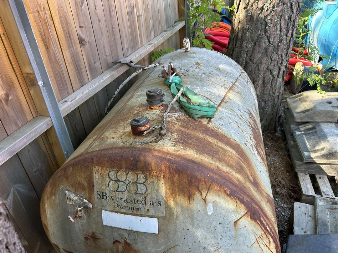 Diesel tank 1000 liter - Garage equipment: picture 3 Diesel tank 1000 liter - Garage equipment: picture 3