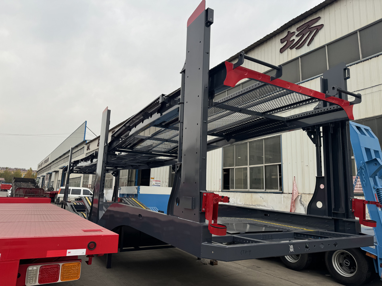 - Autotransporter semi-trailer: picture 1 - Autotransporter semi-trailer: picture 1