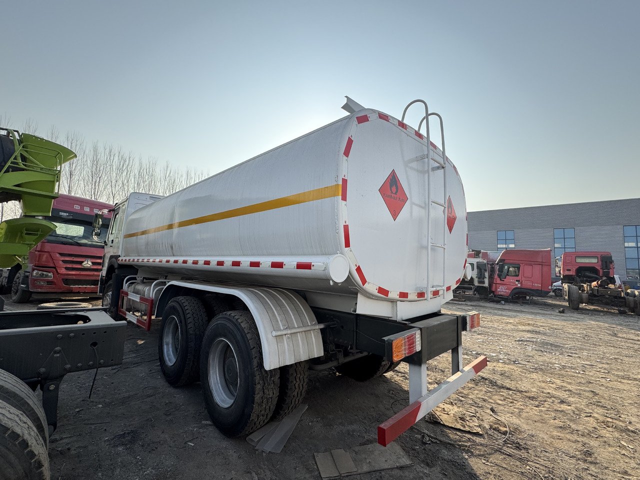 HOWO - Tanker truck: picture 2 HOWO - Tanker truck: picture 2