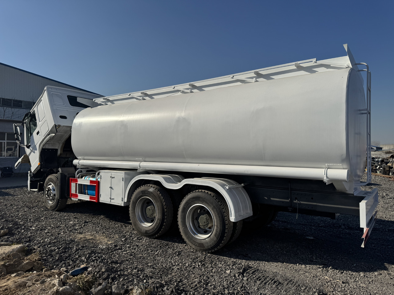 HOWO - Tanker truck: picture 2 HOWO - Tanker truck: picture 2