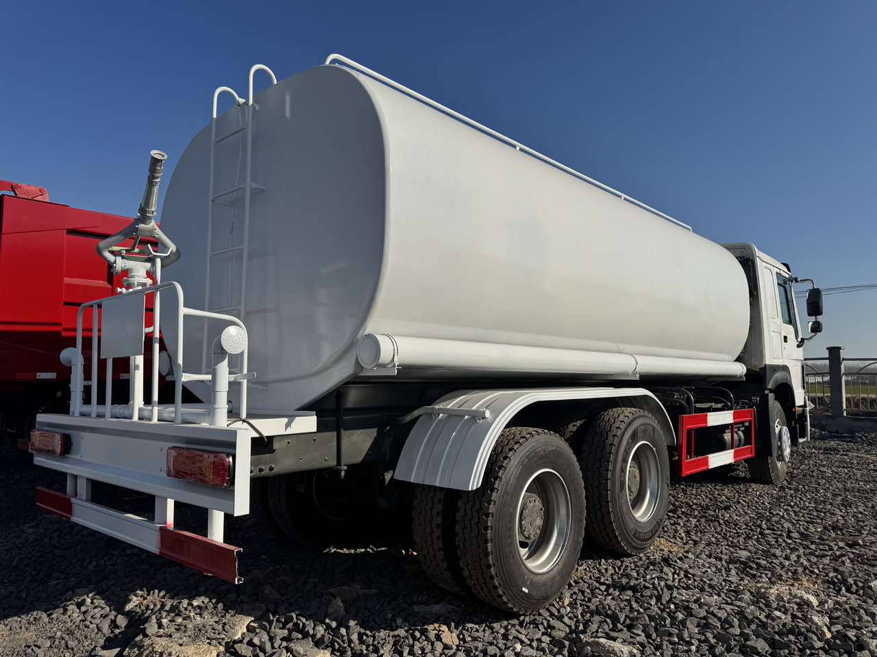 HOWO - Tanker truck: picture 3 HOWO - Tanker truck: picture 3
