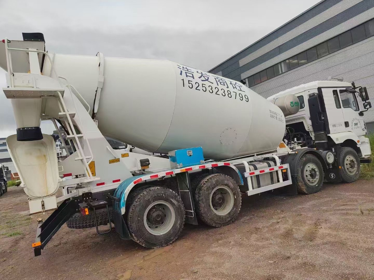 SHACMAN - Concrete mixer truck: picture 1 SHACMAN - Concrete mixer truck: picture 1