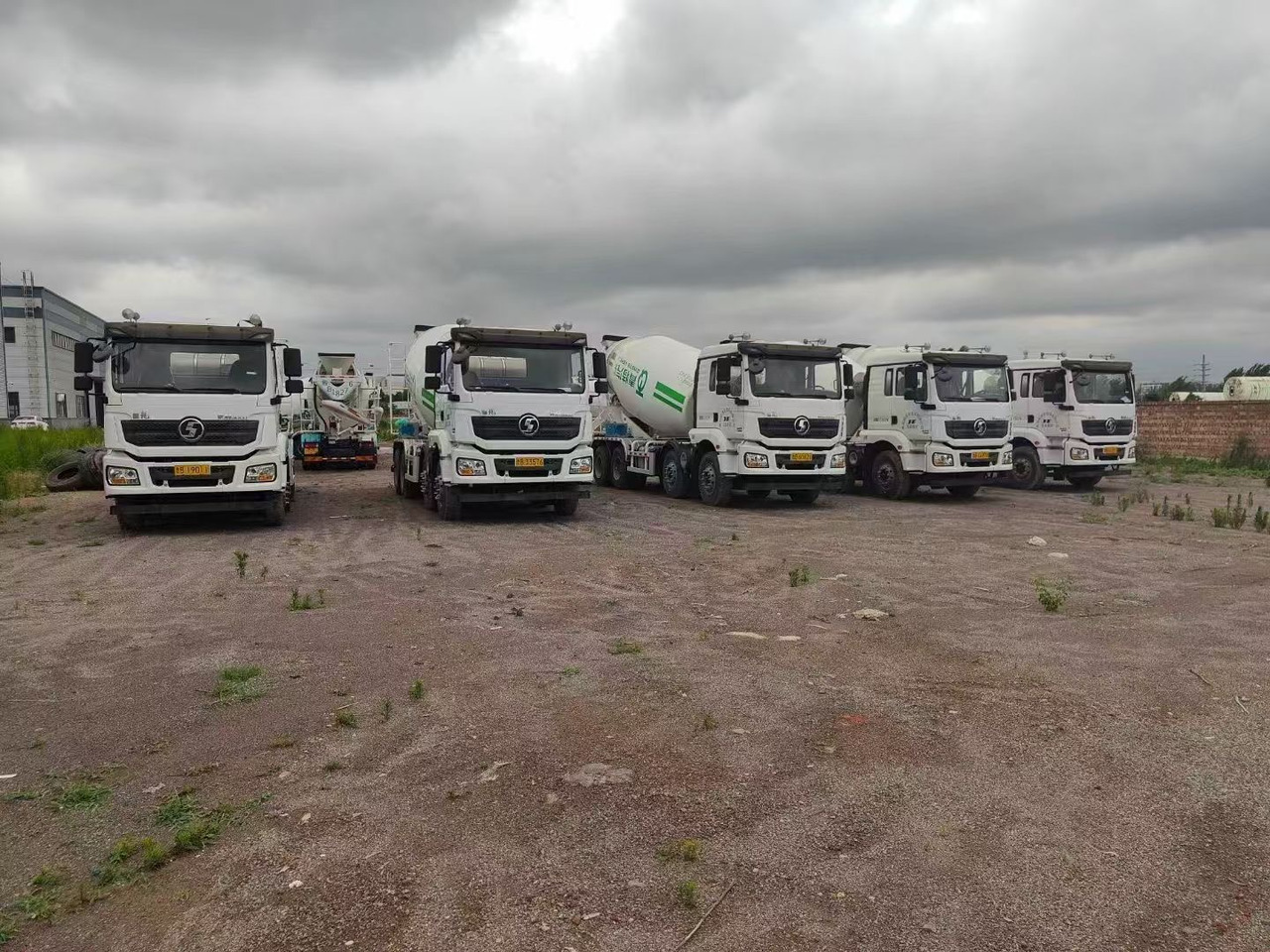 SHACMAN - Concrete mixer truck: picture 2 SHACMAN - Concrete mixer truck: picture 2