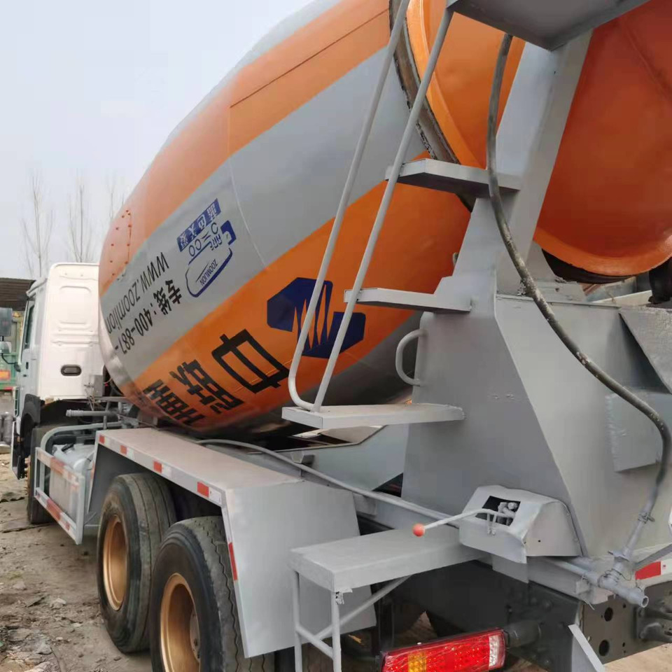 SINOTRUCK - Concrete mixer truck: picture 2 SINOTRUCK - Concrete mixer truck: picture 2
