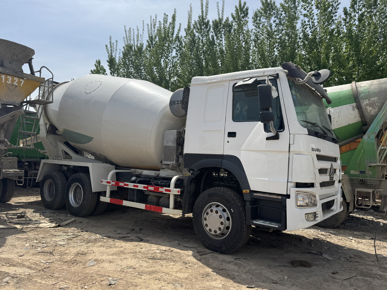 Howo - Concrete mixer truck: picture 1 Howo - Concrete mixer truck: picture 1