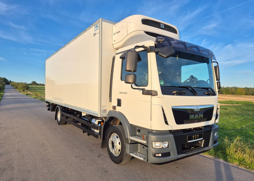 MAN TGM 15.250 7.5m winda AUTOMAT KLIMA z Niemiec EURO 6 / CHŁODNIA T-1000R THERMOKING - Refrigerated truck: picture 3 MAN TGM 15.250 7.5m winda AUTOMAT KLIMA z Niemiec EURO 6 / CHŁODNIA T-1000R THERMOKING - Refrigerated truck: picture 3