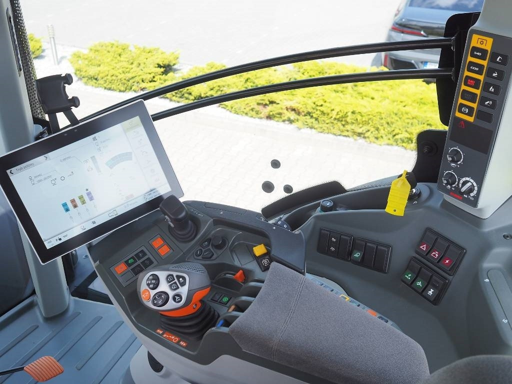 Farm tractor Claas Axion 850 Cebis: picture 8