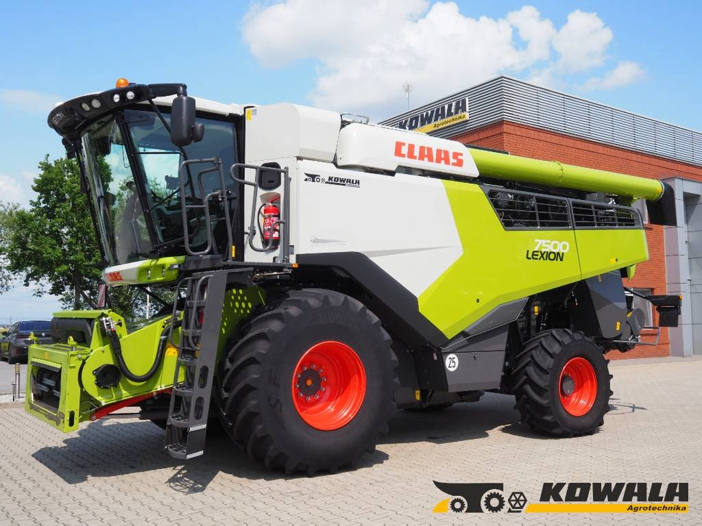 Claas Lexion 7500 + V930  - Combine harvester: picture 1 Claas Lexion 7500 + V930  - Combine harvester: picture 1