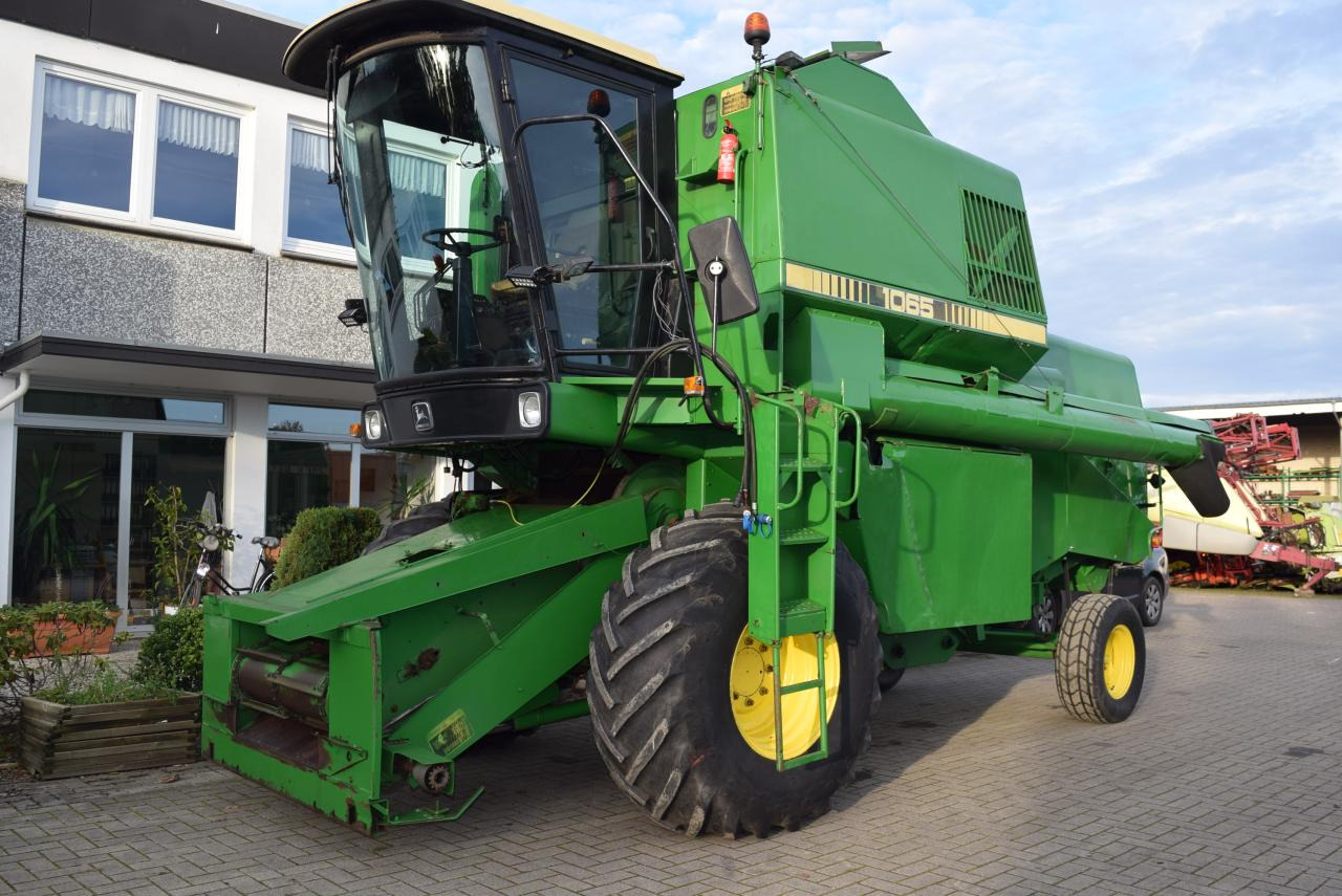 John Deere 1065 - Combine harvester: picture 1 John Deere 1065 - Combine harvester: picture 1