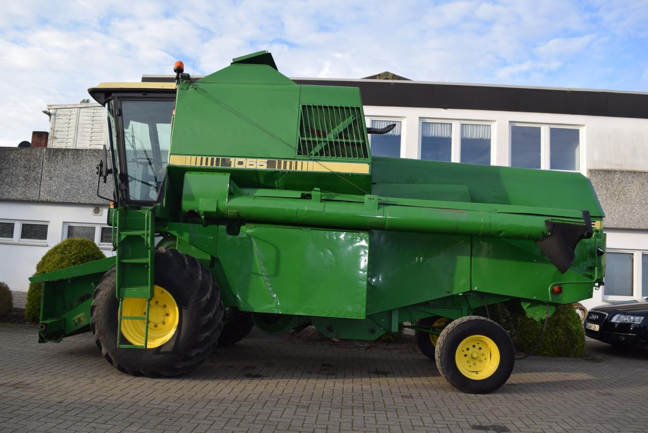 John Deere 1065 - Combine harvester: picture 2 John Deere 1065 - Combine harvester: picture 2
