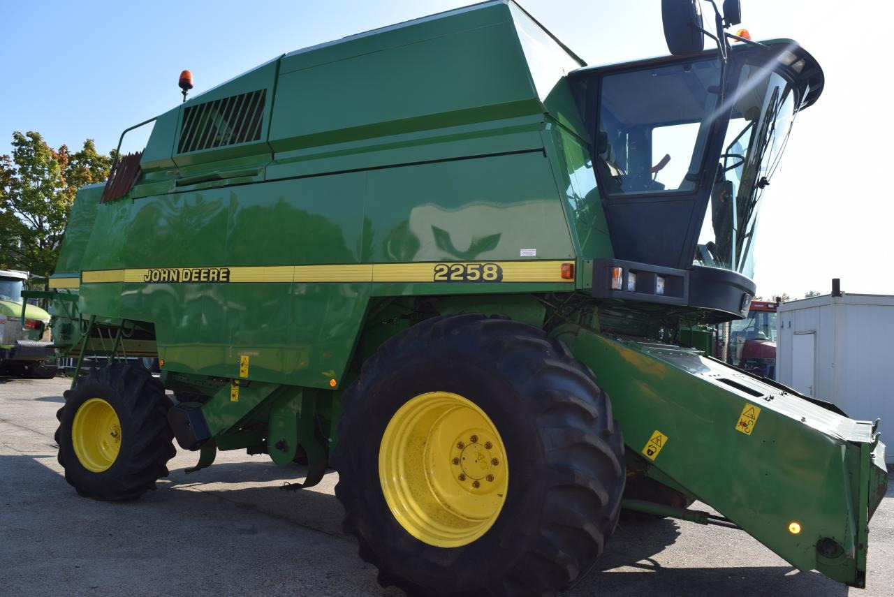 John Deere 2064 - Combine harvester: picture 4 John Deere 2064 - Combine harvester: picture 4