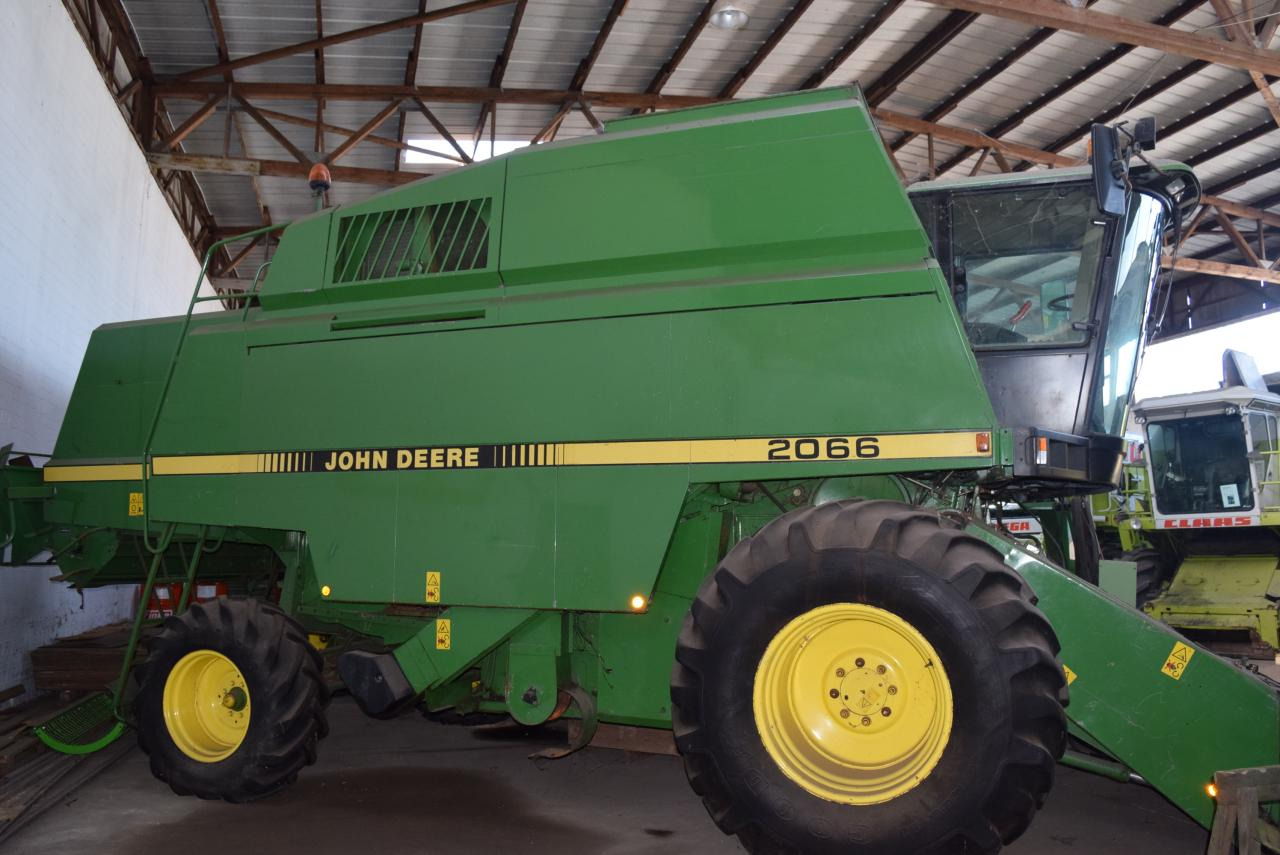 John Deere 2066 - Combine harvester: picture 1 John Deere 2066 - Combine harvester: picture 1