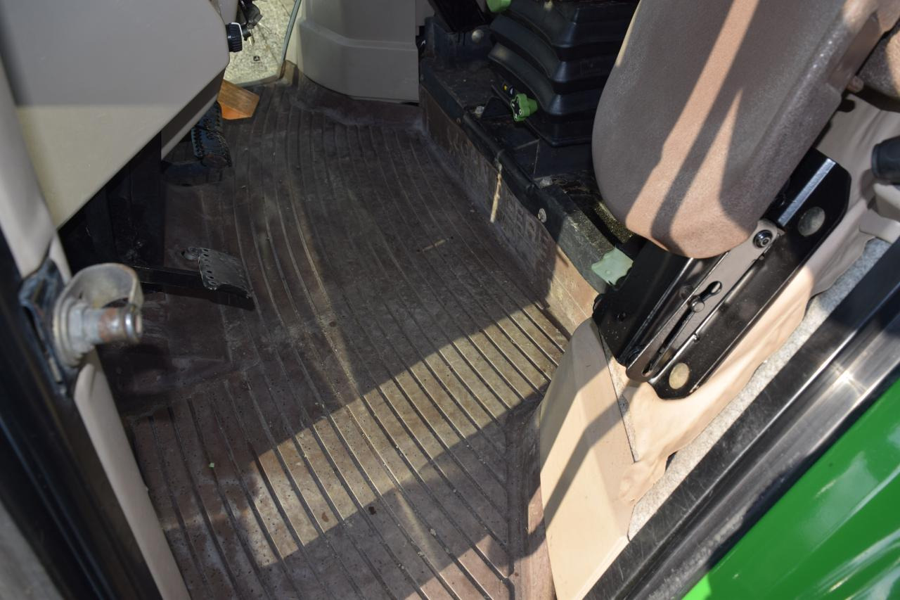 Farm tractor John Deere 6220: picture 10 Farm tractor John Deere 6220: picture 10