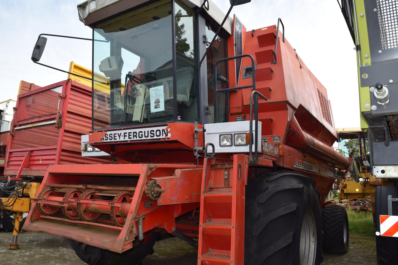 Massey Ferguson MF 38 - Combine harvester: picture 1 Massey Ferguson MF 38 - Combine harvester: picture 1