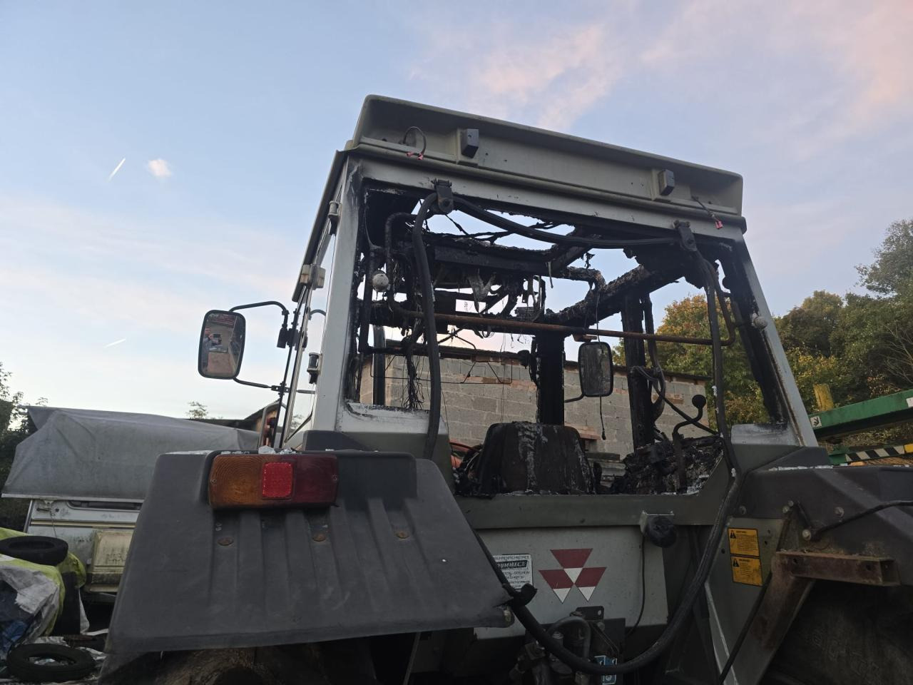 Massey Ferguson MF 390 T *Brandschaden* - Farm tractor: picture 2 Massey Ferguson MF 390 T *Brandschaden* - Farm tractor: picture 2