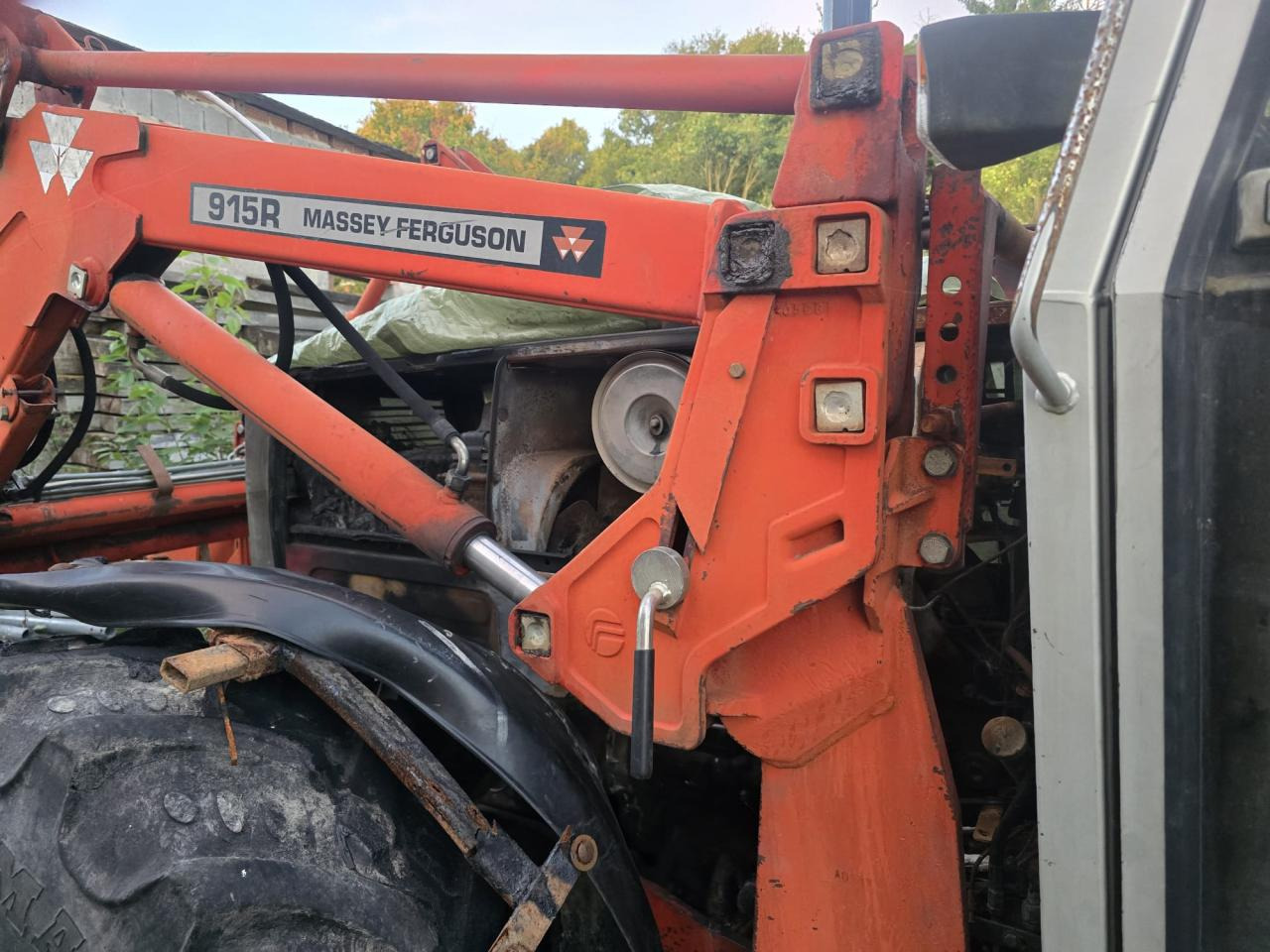 Massey Ferguson MF 390 T *Brandschaden* - Farm tractor: picture 4 Massey Ferguson MF 390 T *Brandschaden* - Farm tractor: picture 4