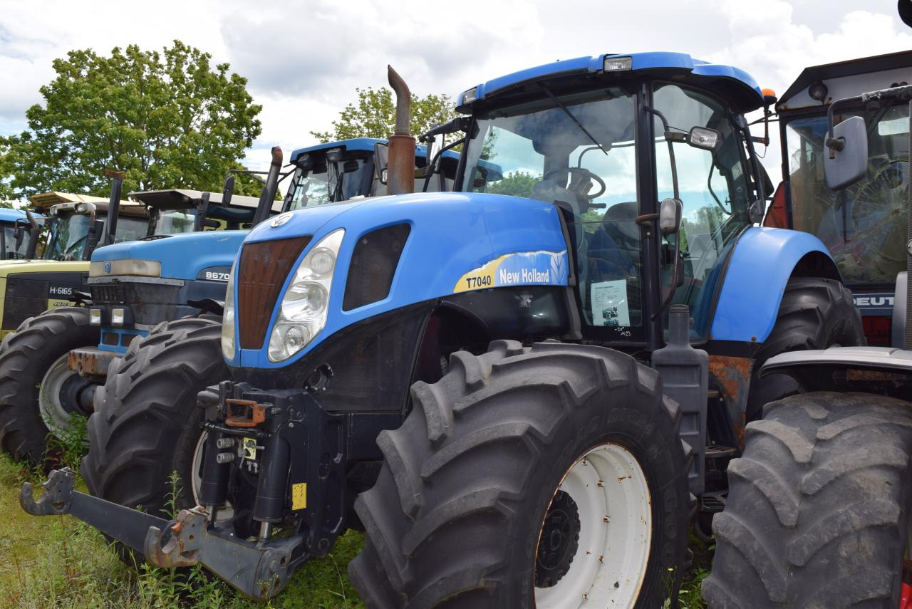 New Holland T 7040 - Farm tractor: picture 1 New Holland T 7040 - Farm tractor: picture 1