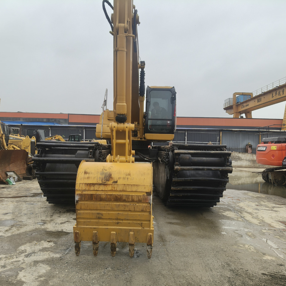 CAT 320C - Amphibious excavator: picture 1 CAT 320C - Amphibious excavator: picture 1