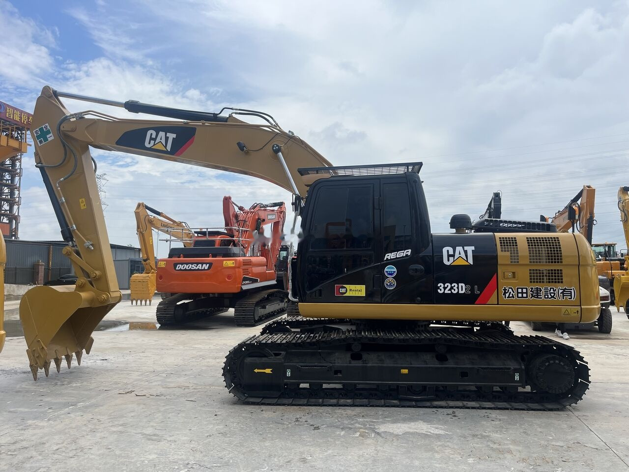 Crawler excavator Caterpillar 323D2L: picture 8