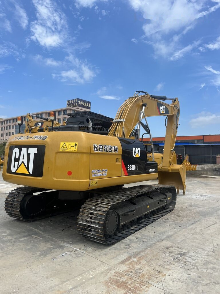 Crawler excavator Caterpillar 323D2L: picture 11